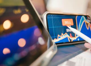 Operador de múltiples mercados evaluando alternativas de forex, Ethereum y Bitcoin